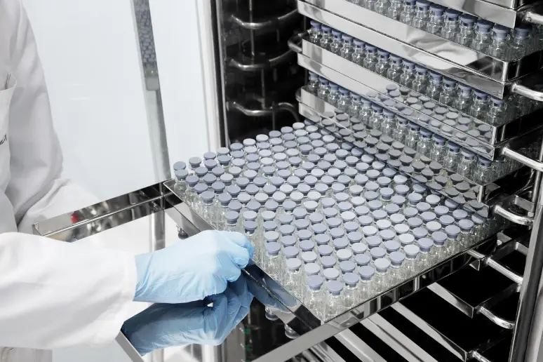 pharmaceutical freeze dryer shelf system for controlled vaccine lyophilization